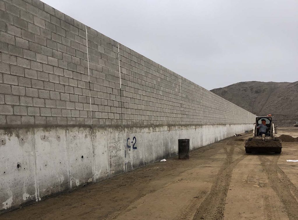 muro con bloques y movimiento de tierras