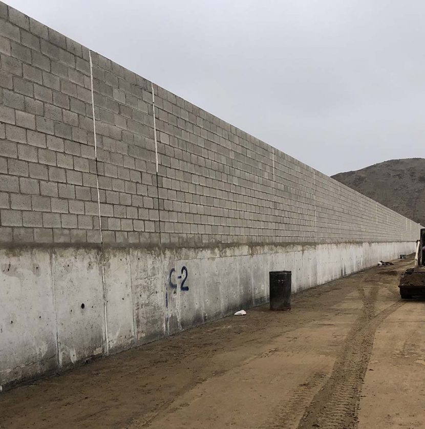 muro con bloques y movimiento de tierras